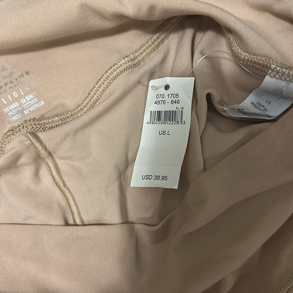 OFFLINE By Aerie Real Me Flowy Short L - Picture 5 of 8